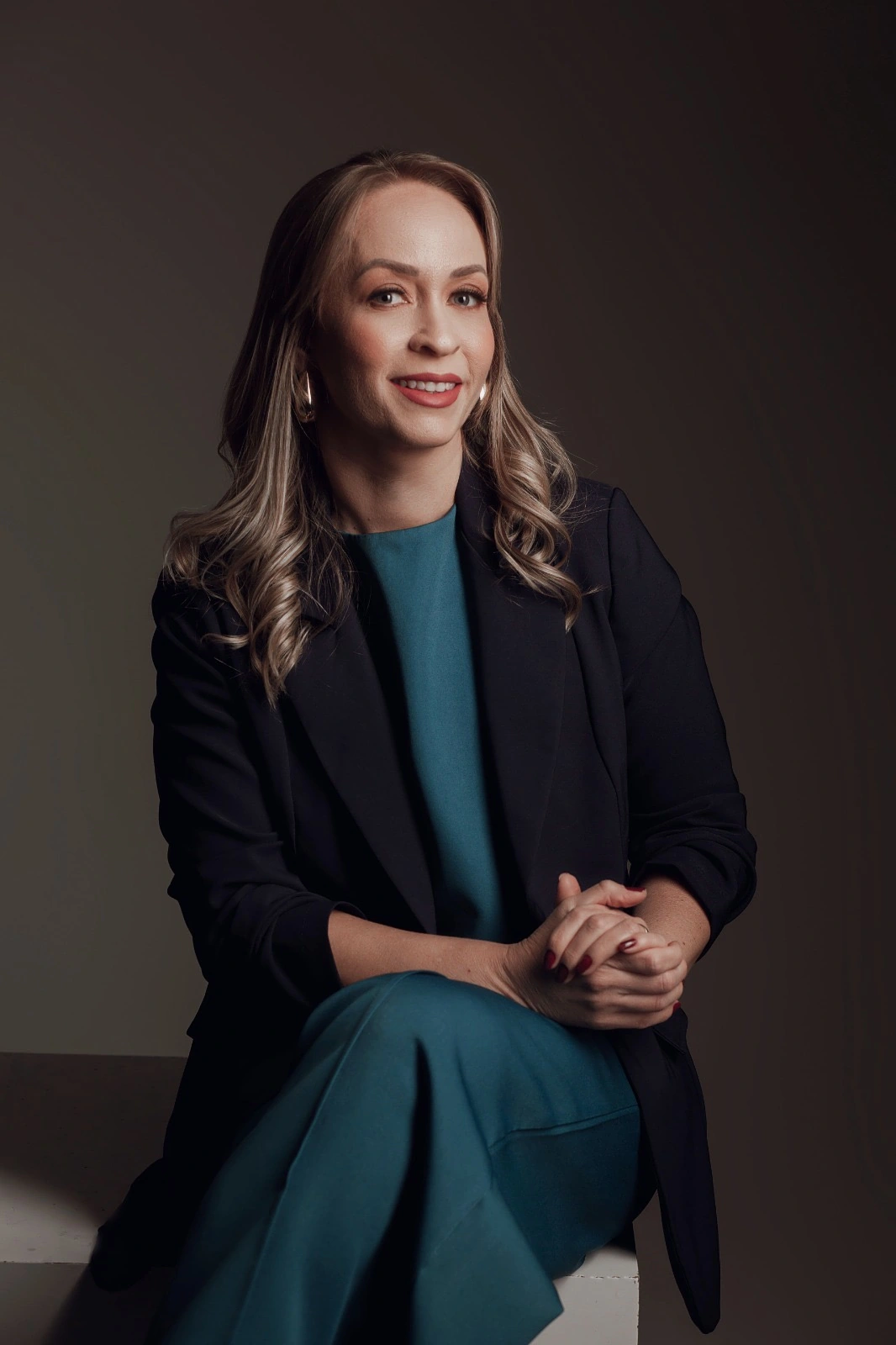 Adriana Emília em look azul petróleo e blazer preto
