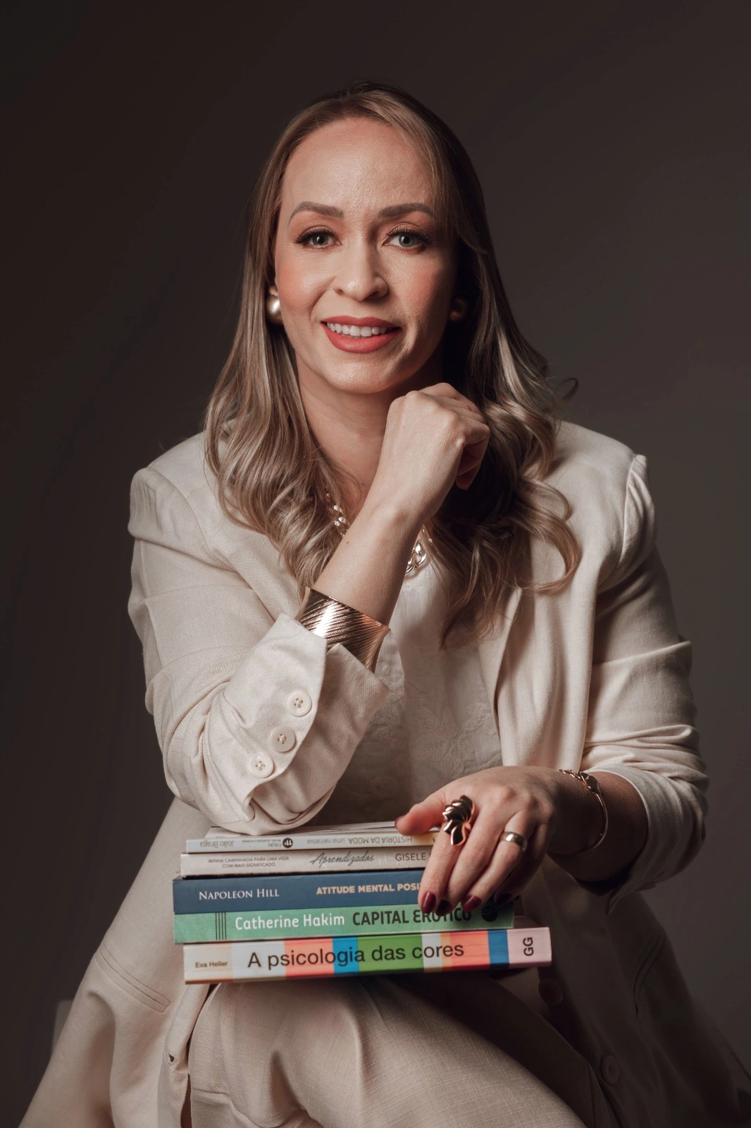 Adriana Emília com livros sobre imagem e comportamento